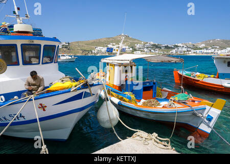 Des bateaux de pêche à la baie d''Ornos, Mykonos, Cyclades, grec Banque D'Images
