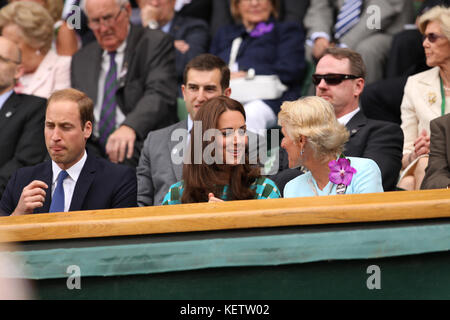 Londres, ANGLETERRE - 06 JUILLET : Novak Djokovic de Serbie défaites Roger Federer de Suisse lors du match de finale des messieurs Les Célibataires le jour treize des Championnats de tennis gazon de Wimbledon au All England Lawn tennis and Croquet Club le 6 juillet 2014 à Londres, Angleterre Personnes : Catherine, duchesse de Cambridge, Prince William, duc de Cambridge Réf. Transmission : MNC Hoo-Me.com / MediaPunch Banque D'Images