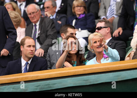 Londres, ANGLETERRE - 06 JUILLET : Novak Djokovic de Serbie défaites Roger Federer de Suisse lors du match de finale des messieurs Les Célibataires le jour treize des Championnats de tennis gazon de Wimbledon au All England Lawn tennis and Croquet Club le 6 juillet 2014 à Londres, Angleterre Personnes : Catherine, duchesse de Cambridge, Prince William, duc de Cambridge Réf. Transmission : MNC Hoo-Me.com / MediaPunch Banque D'Images