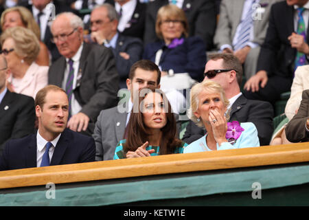 Londres, ANGLETERRE - 06 JUILLET : Novak Djokovic de Serbie défaites Roger Federer de Suisse lors du match de finale des messieurs Les Célibataires le jour treize des Championnats de tennis gazon de Wimbledon au All England Lawn tennis and Croquet Club le 6 juillet 2014 à Londres, Angleterre Personnes : Catherine, duchesse de Cambridge, Prince William, duc de Cambridge Réf. Transmission : MNC Hoo-Me.com / MediaPunch Banque D'Images