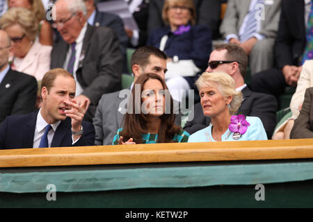 Londres, ANGLETERRE - 06 JUILLET : Novak Djokovic de Serbie défaites Roger Federer de Suisse lors du match de finale des messieurs Les Célibataires le jour treize des Championnats de tennis gazon de Wimbledon au All England Lawn tennis and Croquet Club le 6 juillet 2014 à Londres, Angleterre Personnes : Catherine, duchesse de Cambridge, Prince William, duc de Cambridge Réf. Transmission : MNC Hoo-Me.com / MediaPunch Banque D'Images