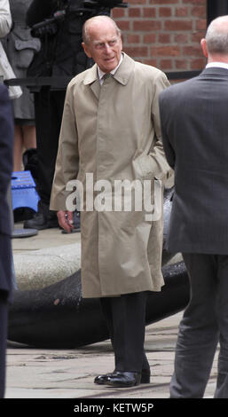 Liverpool, ANGLETERRE - 17 MAI : la reine Elizabeth II fait un tour sur le véhicule amphibie de Canard jaune autour d'Albert Dock lors d'une visite au musée maritime de Merseyside le 17 mai 2012 à Liverpool, Angleterre. La Reine visite de nombreuses parties de la Grande-Bretagne alors qu'elle célèbre son Jubilé de diamant culminant avec des vacances publiques de quatre jours les 2 et 5 juin, y compris un spectacle de 1 000 bateaux sur la Tamise. Personnes: Prince Philip Transmission Ref: Mncuk1 Hoo-Me.com / Mediapunch Banque D'Images