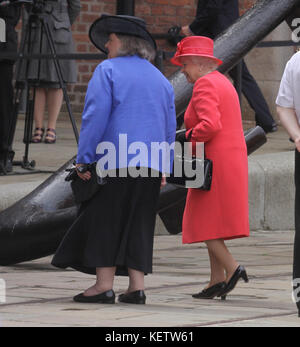 Liverpool, ANGLETERRE - 17 MAI : la reine Elizabeth II fait un tour sur le véhicule amphibie de Canard jaune autour d'Albert Dock lors d'une visite au musée maritime de Merseyside le 17 mai 2012 à Liverpool, Angleterre. La Reine visite de nombreuses parties de la Grande-Bretagne alors qu'elle célèbre son Jubilé de diamant culminant avec des vacances publiques de quatre jours les 2 et 5 juin, y compris un spectacle de 1 000 bateaux sur la Tamise. Personnes: Queen Elizabeth II Réf. Transmission: MNCUK1 Hoo-Me.com / MediaPunch Banque D'Images