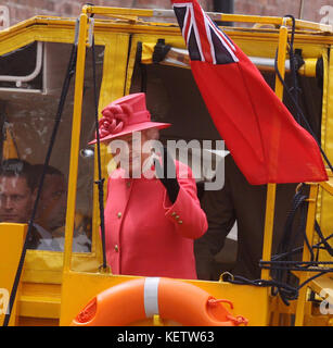 Liverpool, ANGLETERRE - 17 MAI : la reine Elizabeth II fait un tour sur le véhicule amphibie de Canard jaune autour d'Albert Dock lors d'une visite au musée maritime de Merseyside le 17 mai 2012 à Liverpool, Angleterre. La Reine visite de nombreuses parties de la Grande-Bretagne alors qu'elle célèbre son Jubilé de diamant culminant avec des vacances publiques de quatre jours les 2 et 5 juin, y compris un spectacle de 1 000 bateaux sur la Tamise. Personnes: Queen Elizabeth II Réf. Transmission: MNCUK1 Hoo-Me.com / MediaPunch Banque D'Images