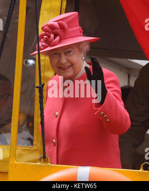 Liverpool, ANGLETERRE - 17 MAI : la reine Elizabeth II fait un tour sur le véhicule amphibie de Canard jaune autour d'Albert Dock lors d'une visite au musée maritime de Merseyside le 17 mai 2012 à Liverpool, Angleterre. La Reine visite de nombreuses parties de la Grande-Bretagne alors qu'elle célèbre son Jubilé de diamant culminant avec des vacances publiques de quatre jours les 2 et 5 juin, y compris un spectacle de 1 000 bateaux sur la Tamise. Personnes: Queen Elizabeth II Réf. Transmission: MNCUK1 Hoo-Me.com / MediaPunch Banque D'Images