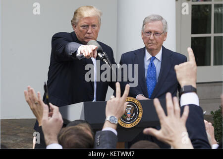 Washington, DC -16 OCTOBRE : le président Donald Trump, rejoint par le leader De La Majorité au Sénat Mitch McConnell, appelle un journaliste à une conférence de presse conjointe dans le jardin des roses à la Maison Blanche, le lundi 16 octobre 2017, à Washington, D.C. Disant que lui et McConnell travaillent dur avec d'autres membres du Congrès sur les questions de réforme fiscale et de santé CareWhite House 16 octobre 2017, à Washington, D.C. Les Gens: Donald Trump, joint par le vice-président Mike Pence transmission Ref: MNC Hoo-Me.com / MediaPunch Banque D'Images