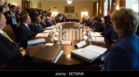 Washington, DC -16 OCTOBRE : le président Donald Trump, joint par le vice-président Mike Pence, à gauche, tient une réunion du cabinet dans la salle du Cabinet à la Maison Blanche le 16 octobre 2017, à Washington, D.C. Peuple: Donald Trump, joint par le vice-président Mike Pence transmission Ref: MNC Hoo-Me.com / MediaPunch Banque D'Images