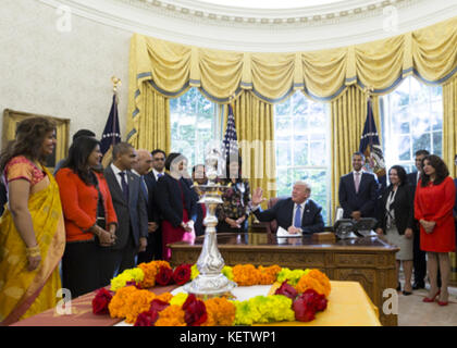 Washington, DC -17 OCTOBRE : le président Donald J. Trump, joint par l'ambassadeur américain des Nations Unies Nikki Haley, deuxième à partir de la gauche, participe à l'éclairage cérémonial Diwali du Diya dans le Bureau ovale à la Maison Blanche, le mardi 17 octobre 2017, à Washington, D.C. Diwali est le festival de lumières de cinq jours, Les vacances les plus importantes et les plus importantes de l'Inde, célébrées par des millions d'Hindous, de Sikhs et de Jains à travers le monde. Ce festival, qui coïncide avec le nouvel an hindou, célèbre de nouveaux débuts et le triomphe du bien sur le mal et la lumière sur les ténèbres : Donald Trump, rejoint par Vice Banque D'Images