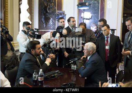 Washington, DC -17 OCTOBRE: Le vice-président Mike Pence Mike Pence participe à une interview en direct à la radio dans la salle des traités indiens dans le bâtiment du bureau exécutif d'Eisenhower à la Maison Blanche, le mardi 17 octobre 2017, à Washington, D.C People: Le vice-président Mike Pence transmission Ref: MNC Hoo-Me.com / MediaPunch Banque D'Images