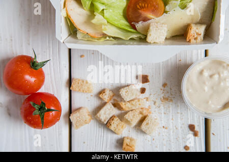 La salade césar à la case sur la surface en bois blanc Banque D'Images