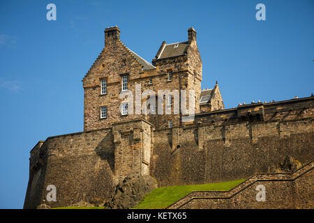 Historique de la ville forteresse qui domine l'horizon sur une journée ensoleillée au sud du château d'Édimbourg en Écosse et construit sur un rocher volcanique Banque D'Images