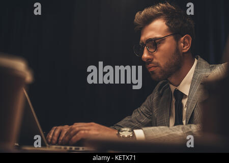 Businessman working with laptop Banque D'Images