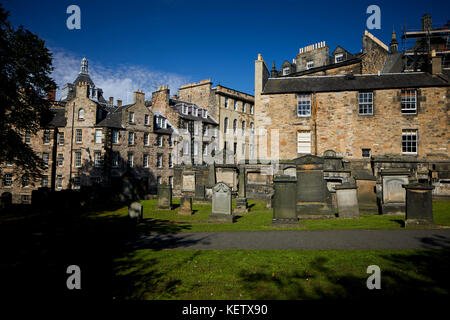 Historique d'Édimbourg, en Écosse, à l'intérieur de Greyfriars Kirkyard Grassmarket graves qui tapissent les murs Banque D'Images