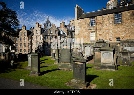 Historique d'Édimbourg, en Écosse, à l'intérieur de Greyfriars Kirkyard Grassmarket graves qui tapissent les murs Banque D'Images