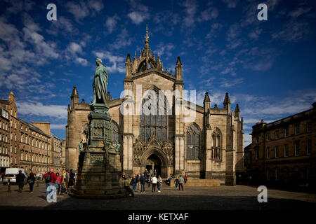 Historique d'Édimbourg, Écosse Royal Mile, Walter Scott statue à l'extérieur de la cathédrale St Giles' Banque D'Images