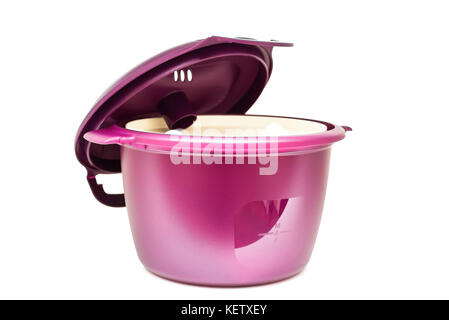Close up violet moderne casserole avec couvercle isolé sur fond blanc Banque D'Images