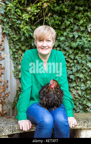 Dame avec ses animaux poulet bantam Banque D'Images