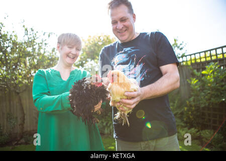 Jeune couple avec leurs animaux poulet bantam Banque D'Images