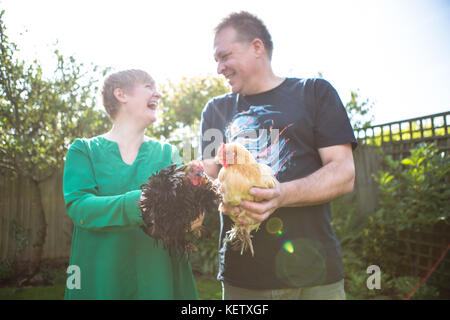 Jeune couple avec leurs animaux poulet bantam Banque D'Images