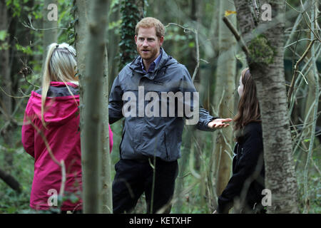 Le Prince Harry, lors de sa visite à MyPlace, dans la réserve naturelle de Brockholes, à Preston, dans le Lancashire, un projet qui vise à donner aux jeunes les moyens d'agir en matière d'activités environnementales afin d'améliorer les zones pour la faune, les communautés et leur propre bien-être. Banque D'Images