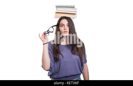 Jeune étudiante femme avec des livres sur la tête à ennuyer sur fond blanc Banque D'Images