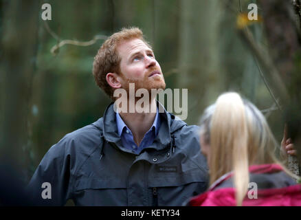 Le Prince Harry, lors de sa visite à MyPlace, dans la réserve naturelle de Brockholes, à Preston, dans le Lancashire, un projet qui vise à donner aux jeunes les moyens d'agir en matière d'activités environnementales afin d'améliorer les zones pour la faune, les communautés et leur propre bien-être. Banque D'Images