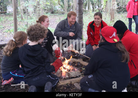 Le Prince Harry, lors de sa visite à MyPlace, dans la réserve naturelle de Brockholes, à Preston, dans le Lancashire, un projet qui vise à donner aux jeunes les moyens d'agir en matière d'activités environnementales afin d'améliorer les zones pour la faune, les communautés et leur propre bien-être. Banque D'Images