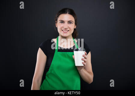 Jolie fille employé bénéficiant d'un café frais et prendre une pause Banque D'Images