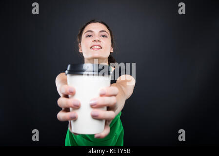 Heureux beau vendeur de café frais donnant à boire à la très sympathique Banque D'Images