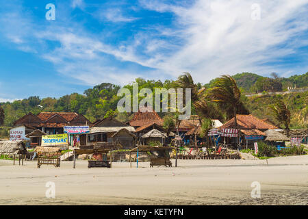 Restaurants sur la plage de Parangtritis. Jogjakarta, Indonésie. Banque D'Images