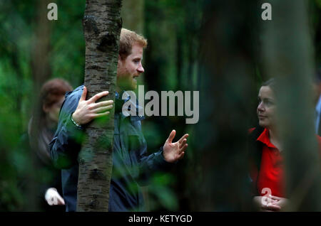 Le Prince Harry, lors de sa visite à MyPlace, dans la réserve naturelle de Brockholes, à Preston, dans le Lancashire, un projet qui vise à donner aux jeunes les moyens d'agir en matière d'activités environnementales afin d'améliorer les zones pour la faune, les communautés et leur propre bien-être. Banque D'Images