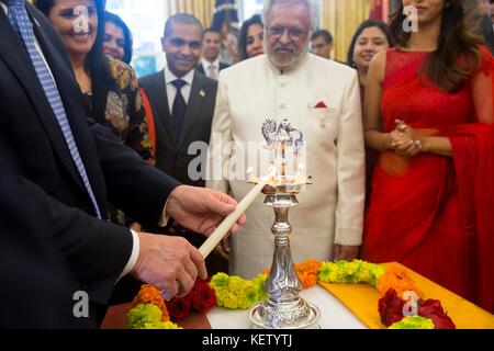 Le président américain Donald Trump, à gauche, participe à une cérémonie Diwali d'éclairage du Diya dans le bureau ovale de la Maison Blanche le 17 octobre 2017 à Washington, DC Banque D'Images