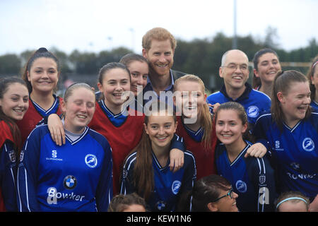 Le Prince Harry, lors de sa visite à MyPlace, dans la réserve naturelle de Brockholes, à Preston, dans le Lancashire, un projet qui vise à donner aux jeunes les moyens d'agir en matière d'activités environnementales afin d'améliorer les zones pour la faune, les communautés et leur propre bien-être. Banque D'Images