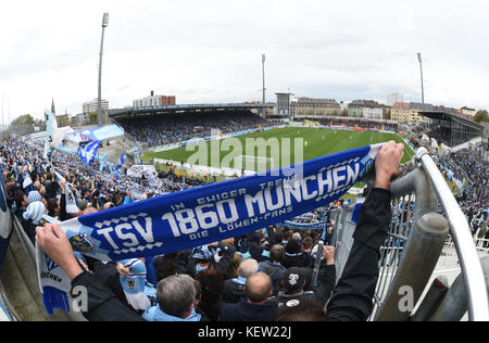 Munich, Allemagne. 22 octobre, 2017. Un fan de TSV 1860 Munich nous tend un foulard pendant la ligue régionale match de foot entre TSV 1860 Munich et le Bayern de Munich II au stade Gruenwalder à Munich, Allemagne, 22 octobre 2017. Crédit : Andreas Gebert/dpa/Alamy Live News Banque D'Images