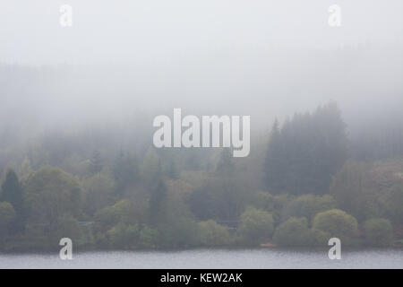 Llwyn-On réservoir, parc national de Brecon Beacons, dans le sud du Pays de Galles, Royaume-Uni. 23 octobre 2017. UK : météo Brouillard sévère ce matin, comme le temps incertain continue. Crédit : Andrew Bartlett/Alamy Live News Banque D'Images