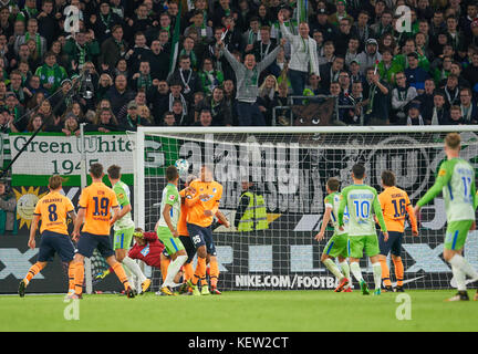 Wolfsburg, Allemagne. 22 octobre, 2017. 1. part ligue de soccer allemand, Wolfsburg, le 22 octobre 2017 uduokhai felix, wob 17 buts pour 1-1, fans, célébration, vfl wolfsburg - tsg 1899 hoffenheim 1-1 1.allemand division Soccer League , wolfsburg au 22 octobre 2017, la saison 2017-2018 © Peter schatz / alamy live news Banque D'Images