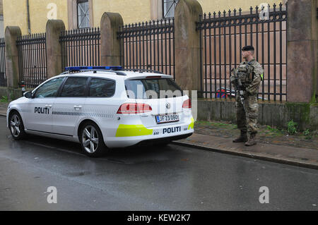 Copenhague, Danemark. 23 octobre, 2017. soldat de l'armée danoise travailleront côte à côte pour aider la police et sécurité de protaction synagoque juif dans copenhafen la police danoise a seulement le droit d'arrêter les gens rester police behine des soldats de l'armée et la police à la défense comme synagoque juif dans la capitale danoise, soldat de mitrailleuses se tenir en face synagoque. (Photo.François doyen ou doyen photos) credit : François-Joseph doyen / deanpictures/Alamy live news Banque D'Images