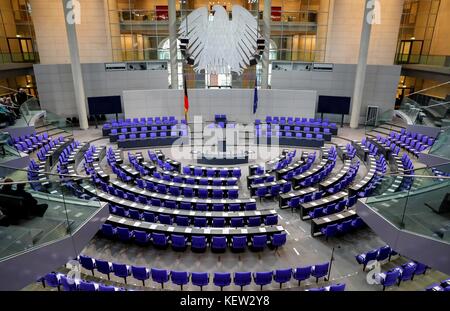 Berlin, Allemagne. 23 octobre 2017. La photo montre la salle plénière du parlement allemand avant la réunion inaugurale avec les partis qui ont récemment rejoint le parlement, l’AFD et le FDP. Crédit : Kay Nietfeld/dpa/Alamy Live News Banque D'Images