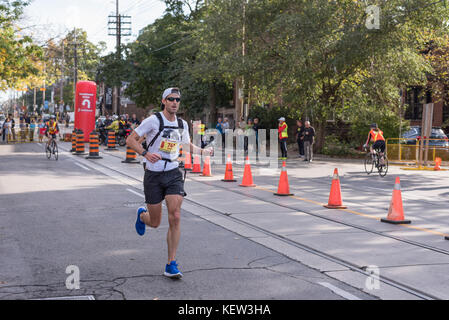 Toronto, Canada. 22 octobre, 2017. coureurs de marathon robert passant le 33km point de retour au 2017 Scotiabank Toronto Waterfront Marathon. crédit : yl images/Alamy live news Banque D'Images