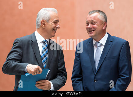 Dresde, Allemagne. 23 octobre 2017. Stanislaw Tillich (CDU), premier ministre de Saxe, et Frank Haubitz, nouveau ministre de l'éducation de Saxe, prennent la parole lors de la remise du bureau au ministère de l'éducation à Dresde, en Allemagne, le 23 octobre 2017. Haubitz succède à Brunhild Kurth (CDU), qui occupait ce poste depuis début 2012 et démissionne maintenant pour des raisons personnelles. Crédit : Monika Skolimowska/dpa-Zentralbild/dpa/Alamy Live News Banque D'Images