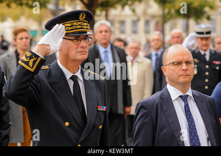 Lyon, France. 23 octobre 2017. Nouvellement nommé Préfet d'Auvergne région Rhône-Alpes, Stéphane Bouillon, est vu à Lyon (Centre-est de la France) le 23 octobre 2017, alors qu'il assiste à une cérémonie de souvenir tenue à l'occasion de sa première apparition publique. Stephane Bouillon, ancien préfet de PACA prend la place de Michel-Henri Comet, récemment licencié par le ministre français de l'intérieur, Gérard Collomb, après le meurtre de deux jeunes femmes à Marseille par un délinquant radicalisé arrêté et libéré par les services de police de Lyon. Crédit : Serge Mouraret/Alamy Live News Banque D'Images