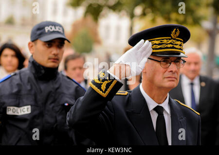 Lyon, France. 23 octobre 2017. Nouvellement nommé Préfet d'Auvergne région Rhône-Alpes, Stéphane Bouillon, est vu à Lyon (Centre-est de la France) le 23 octobre 2017, alors qu'il assiste à une cérémonie de souvenir tenue à l'occasion de sa première apparition publique. Stephane Bouillon, ancien préfet de PACA prend la place de Michel-Henri Comet, récemment licencié par le ministre français de l'intérieur, Gérard Collomb, après le meurtre de deux jeunes femmes à Marseille par un délinquant radicalisé arrêté et libéré par les services de police de Lyon. Crédit : Serge Mouraret/Alamy Live News Banque D'Images