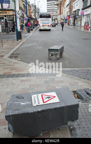 Maidstone dans le Kent. 23 Oct, 2017. Un chauffeur de car sur la route de Douvres à Victoria Station seulement en ce qui concerne les bornes de la circulation dans le centre de Maidstone - lors de sa première journée dans le travail. Deux bittes utilisée pour réduire la grande rue à une seule voie ont été renversées dans la collision peu après 1h00. Les autocars National Express était toujours en attente d'être remorqué près de trois heures plus tard. Personne n'a été blessé et les passagers ont été transférés à des taxis pour continuer leur voyage Credit : PjrFoto/Alamy Live News Banque D'Images