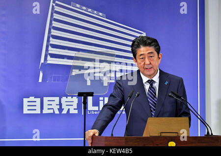 Tokyo, Japon. 23 oct, 2017. Le premier ministre et le parti libéral démocrate (LDP) président Shinzo Abe parle au cours de la conférence de presse à son siège de ldp à Tokyo, Japon, le 23 octobre 2017. crédit : geisler-fotopress/Alamy live news Banque D'Images
