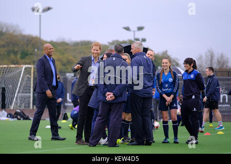 Preston, Royaume-Uni. 23 octobre 2017. Le Prince Harry a visité l'arène sportive de l'Université du Lancashire central (UCLan) où il a vu le Sir Tom Finney Soccer Development Center et le Lancashire Bombers Wheelchair Basketball Club - deux organisations communautaires utilisant la puissance du sport comme moyen de développement social et d'inclusion. Au cours de la visite, son Altesse Royale rencontrera un groupe diversifié de personnes de tous âges et de toutes capacités qui participent à des séances d'entraînement et à des ligues locales, en vue de construire de nouvelles amitiés uniques. Crédit : Paul Melling/Alay Live News Banque D'Images