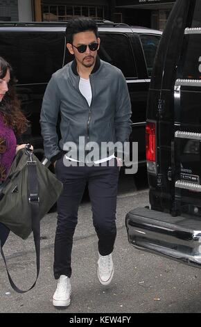 New York, NY, États-Unis. 23 octobre 2017. John Cho a repéré arrivant à « Good Day New York » à New York, New York, le 23 octobre 2017. Crédit: Rainmaker Photo/Media Punch/Alay Live News Banque D'Images