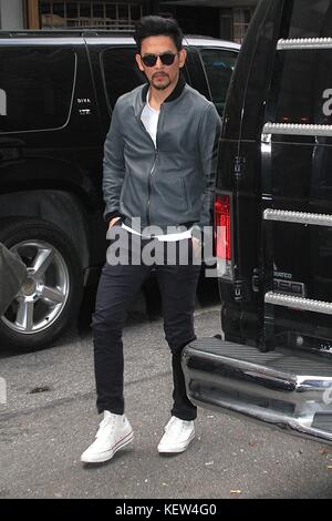 New York, NY, États-Unis. 23 octobre 2017. John Cho a repéré arrivant à « Good Day New York » à New York, New York, le 23 octobre 2017. Crédit: Rainmaker Photo/Media Punch/Alay Live News Banque D'Images