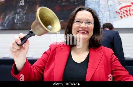 Berlin, Allemagne. 23 octobre 2017. Andrea Nahles, présidente du groupe parlementaire du SPD, sonne la cloche lors de la réunion du groupe parlementaire du SPD à Berlin, en Allemagne, le 23 octobre 2017. Crédit : Kay Nietfeld/dpa/Alamy Live News Banque D'Images