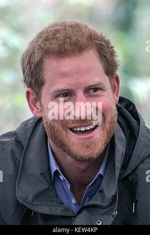 Preston, Lancashire, Royaume-Uni. 23 Oct, 2017. Le prince Harry s'entretient de jeunes participant à la conservation et à l'artisanat de Bush qu'il rend visite à des 'Myplace Brockholes Réserve Naturelle. Il vise à responsabiliser les jeunes en les encourageant à participer à des activités d'améliorer pour les espèces sauvages et leur propre bien-être. Credit : Cernan Elias/Alamy Live News Banque D'Images