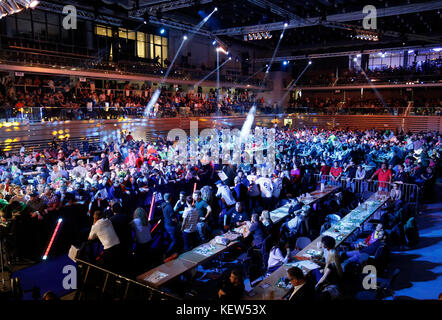 Düsseldorf, Allemagne. 21 octobre 2017. World Series of Darts, German Masters on 21. 10. 2017 in der Castello - Arena à Dusseldorf Darts fans in der Castello Arena à Dusseldorf Foto: Norbert Schmidt, Dusseldorf crédit: norbert schmidt/Alay Live News Banque D'Images